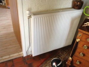 Nieuwe radiator met nieuwe leidingen